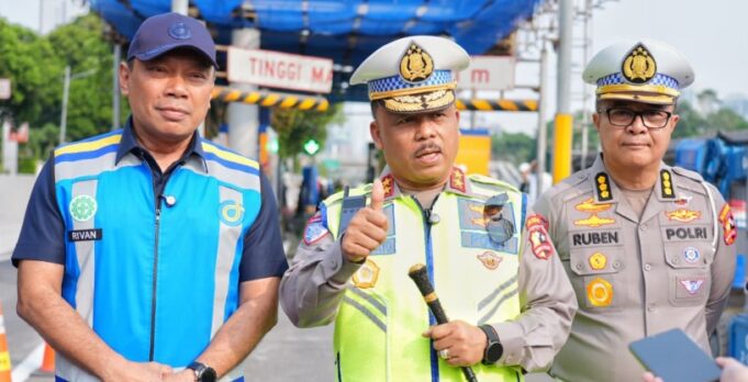 Kakorlantas dan Dirut Jasa Marga Tinjau Perbaikan 7 Gerbang Tol Pasca Demo 3
