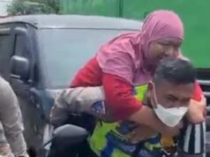 Polantas Polrestabes Semarang Bantu Warga dan Sopir Truk Terdampak Banjir di Kaligawe Kasat Lantas Polrestabes Semarang AKBP Yunaldi
