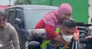Polantas Polrestabes Semarang Bantu Warga dan Sopir Truk Terdampak Banjir di Kaligawe Kasat Lantas Polrestabes Semarang AKBP Yunaldi
