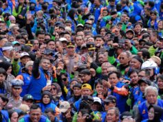 Kakorlantas Dampingi Kapolri Ajak Pengemudi Ojol Jadi Mitra Strategis dalam Menjaga Kamtibmas dan Budaya Tertib Lalu Lintas Apel Ojol di Bandung, Kapolri Ajak Driver Jadi Mitra Strategis Polri & Bangun Budaya Tertib Berlalu Lintas 1