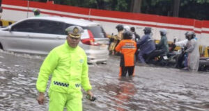 Polantas Berjibaku Atur Lalu Lintas Jalan Terdampak Banjir di Jakarta Banjir di Sejumlah Titik di Jakarta, Polantas Berjibaku Atur Lalin