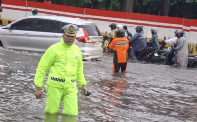 Banjir di Sejumlah Titik di Jakarta, Polantas Berjibaku Atur Lalin