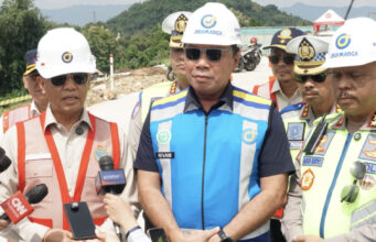 Kemenhub Tinjau Kesiapan Tol Yogyakarta-Bawen dan Solo-Yogyakarta Jelang Lebaran Direktur Jenderal Perhubungan Darat, Aan Suhanan bersama Dirut PT Jasa Marga, Kakorlantas Polri, dan Dirut Jasa Raharja meninjau kesiapan proyek Tol Yogyakarta-Bawen dan proyek Tol Solo-Yogyakarta 5