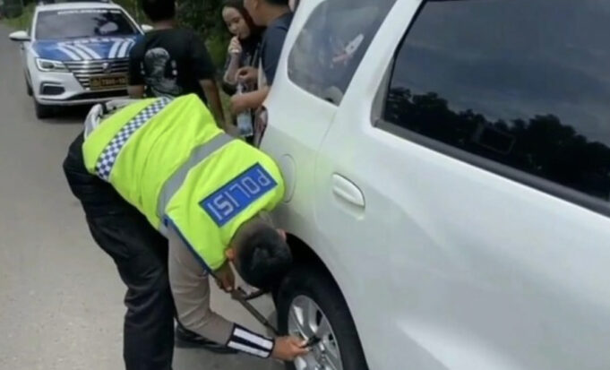 Aksi Polantas Bantu Pengemudi Pecah Ban di Tol Cipularang, Kakorlantas Apresiasi