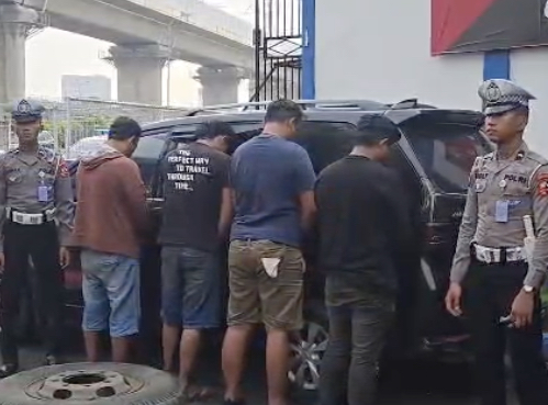 Pelaku Pencurian Ban Serep di Tol Cikampek Pelaku Pencurian Ban Serep di Tol Cikampek