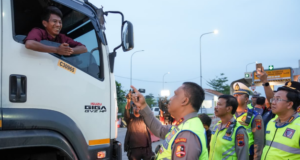 Kakorlantas Perketat Pengawasan, Kendaraan Sumbu Tiga Diputar Balik Demi Kelancaran Arus Balik, Kakorlantas Putar Balik Kendaraan Sumbu Tiga di Tol Pejagan