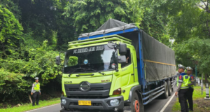 Pelanggaran Angkutan Barang Ditekan, Kemenhub Terapkan Sanksi Bertahap pembatasan angkutan barang, sanksi kemenhub, kendaraan logistik, operasi lebaran 2026, keselamatan lalu lintas