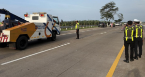 Mobil Derek Dikerahkan, Evakuasi Bus PO Haryanto di Tol Batang–Semarang Berjalan Cepat dan Terukur Petugas Sigap Tangani Kecelakaan Bus PO Haryanto di Tol Batang–Semarang, Evakuasi Cepat Cegah Dampak Lebih Luas