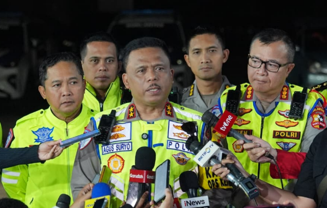 Puncak Arus Mudik Diprediksi Malam Ini, Kakorlantas Pastikan Lalu Lintas Terkendali Puncak Arus Mudik Diprediksi Malam Ini, Kakorlantas Pastikan Lalu Lintas Terkendali