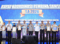 Kakorlantas Berikan Penghargaan Kepada Polda Berinovasi dalam Pelayanan Samsat Kakorlantas Polri Irjen Agus Suryonugroho memberikan penghargaan kepada sejumlah Polda di Indonesia atas inovasi dalam pelayanan Samsat. (Dok. Istimewa)