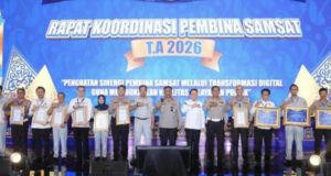 Kakorlantas Berikan Penghargaan Kepada Polda Berinovasi dalam Pelayanan Samsat Kakorlantas Polri Irjen Agus Suryonugroho memberikan penghargaan kepada sejumlah Polda di Indonesia atas inovasi dalam pelayanan Samsat. (Dok. Istimewa)