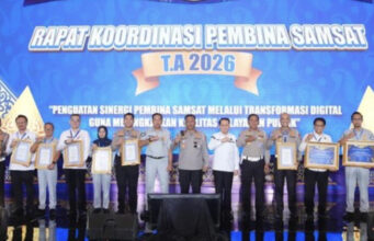 Kakorlantas Berikan Penghargaan Kepada Polda Berinovasi dalam Pelayanan Samsat Kakorlantas Polri Irjen Agus Suryonugroho memberikan penghargaan kepada sejumlah Polda di Indonesia atas inovasi dalam pelayanan Samsat. (Dok. Istimewa)