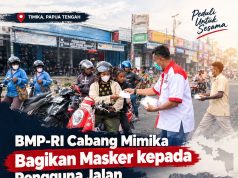 BMP-RI Cabang Mimika Bagikan Masker kepada Pengguna Jalan di Tengah Kabut Asap