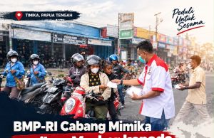 BMP-RI Cabang Mimika Bagikan Masker kepada Pengguna Jalan di Tengah Kabut Asap