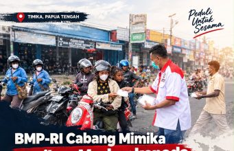 BMP-RI Cabang Mimika Bagikan Masker kepada Pengguna Jalan di Tengah Kabut Asap