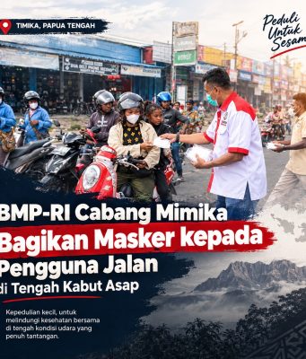 BMP-RI Cabang Mimika Bagikan Masker kepada Pengguna Jalan di Tengah Kabut Asap