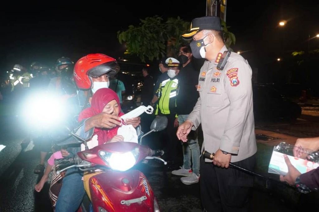 Antisipasi Omicron, Kapolresta Sidoarjo Edukasi Pengendara dan Bagikan Masker