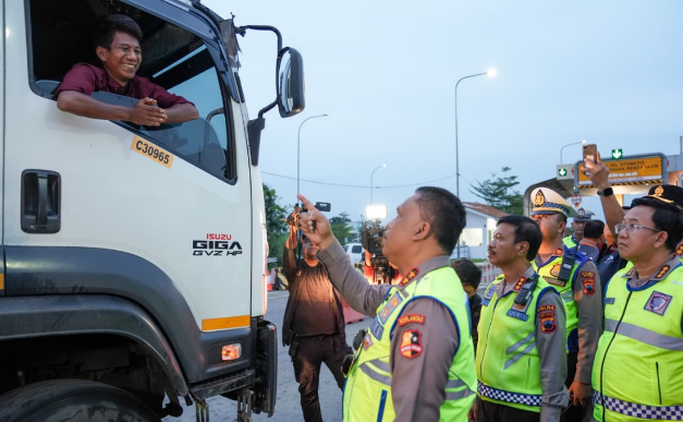 Demi Kelancaran Arus Balik, Kakorlantas Putar Balik Kendaraan Sumbu Tiga di Tol Pejagan