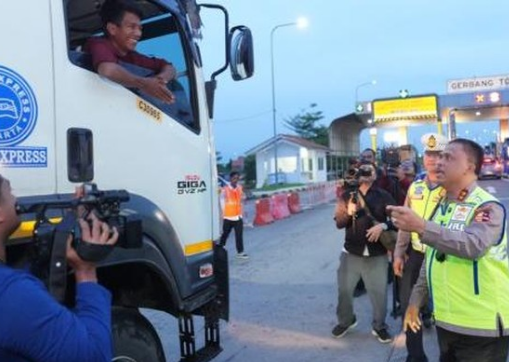 Momen Kakorlantas Patroli Tol Trans Jawa untuk Urai Kepadatan Arus Balik