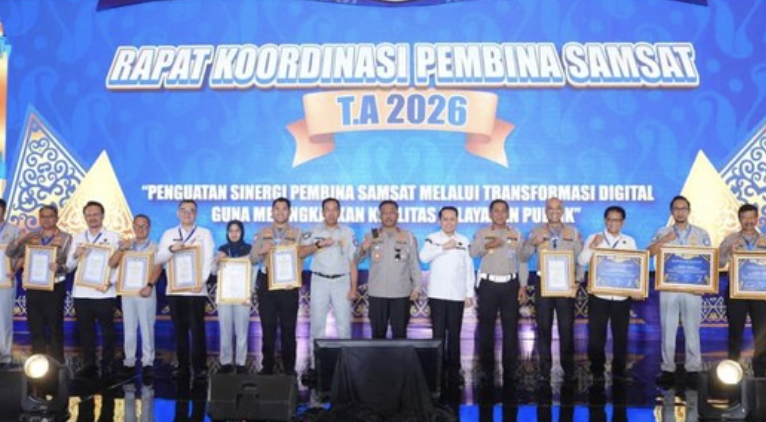 Kakorlantas Polri Irjen Agus Suryonugroho memberikan penghargaan kepada sejumlah Polda di Indonesia atas inovasi dalam pelayanan Samsat. (Dok. Istimewa)